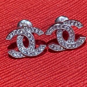 White gold plated studs with sparkly crystals, trendy high quality ,must have!